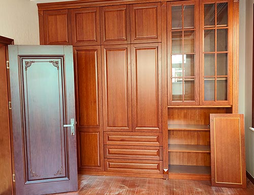 丰宁中式家庭装修里定制的实木衣柜效果图